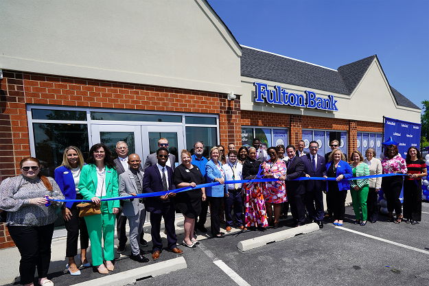 Community leaders join with Cavity Bank team members to cut the ribbon on the new financial center at Bear. 